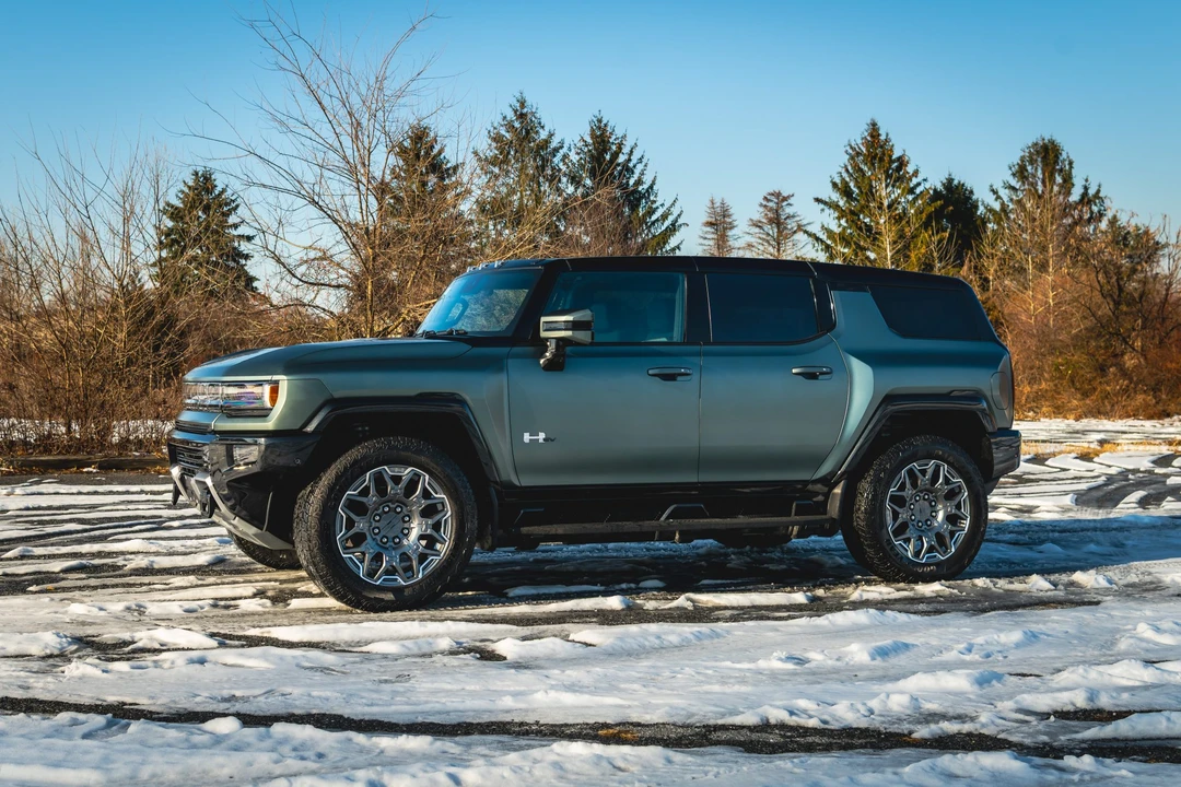 2024 GMC Hummer EV - Image 10 of 31