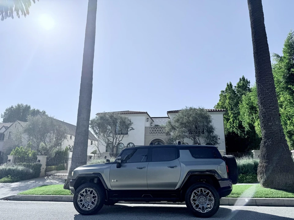 2024 GMC Hummer EV - Image 18 of 31
