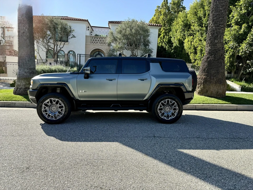 2024 GMC Hummer EV - Image 17 of 31