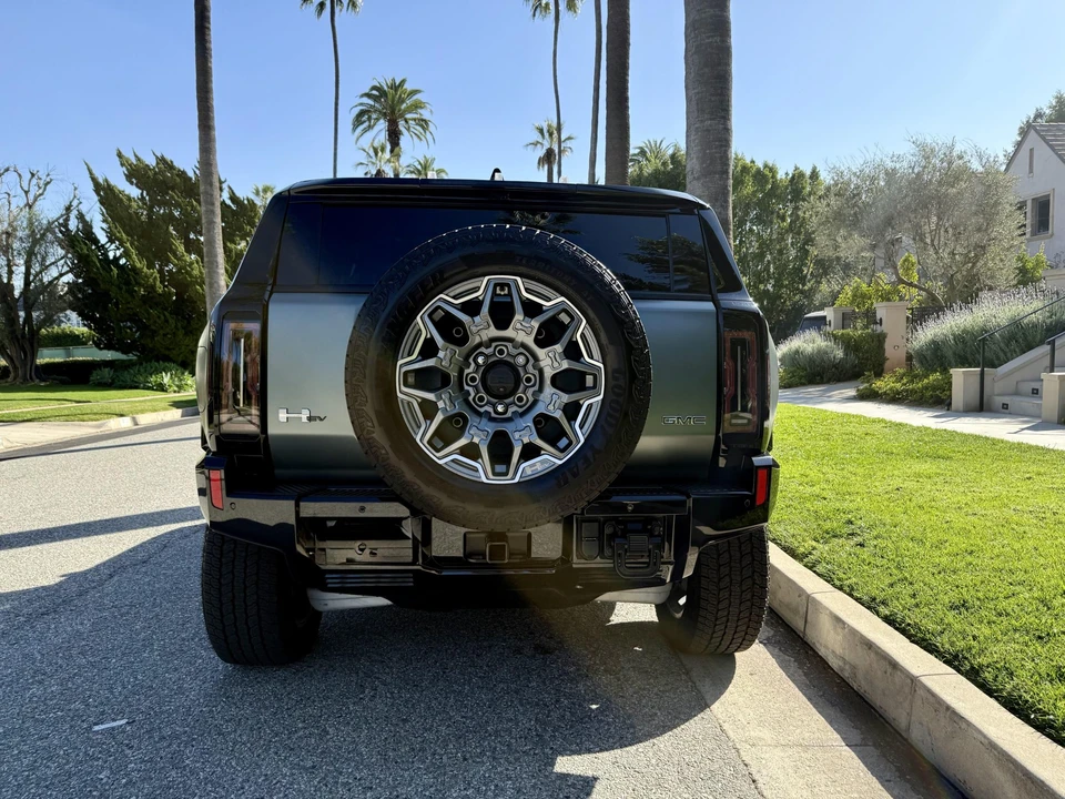 2024 GMC Hummer EV - Image 13 of 31