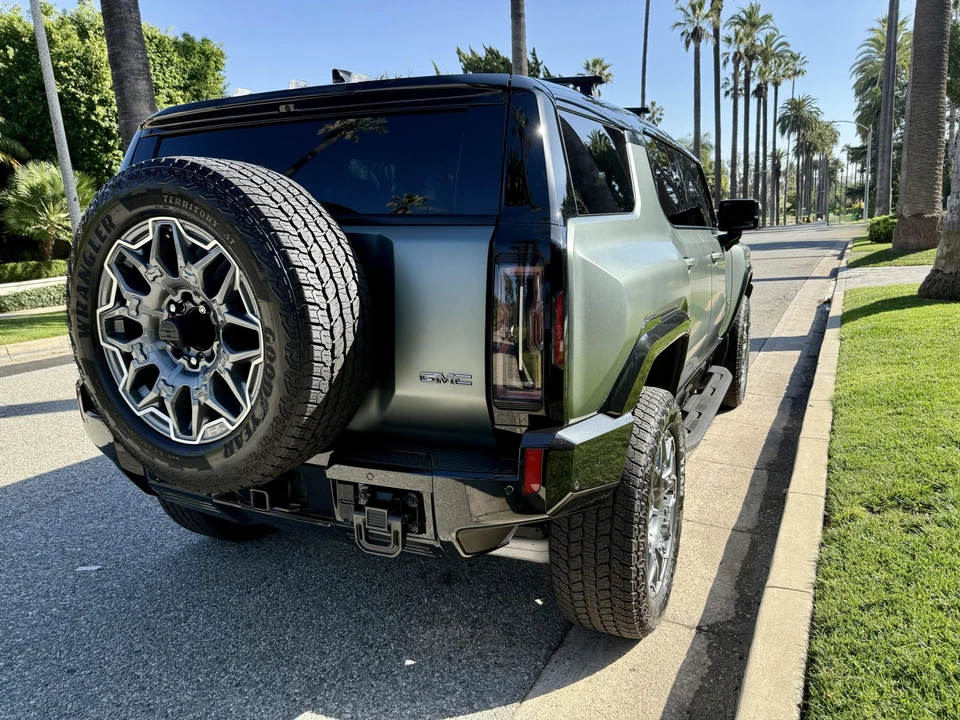 2024 GMC Hummer EV - Image 12 of 31