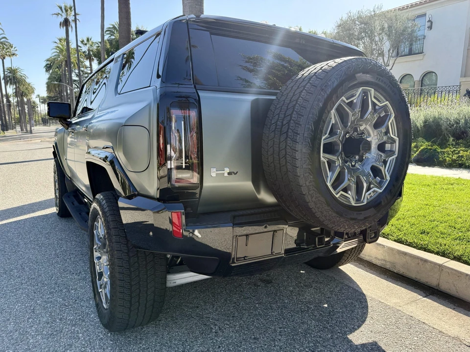 2024 GMC Hummer EV - Image 14 of 31