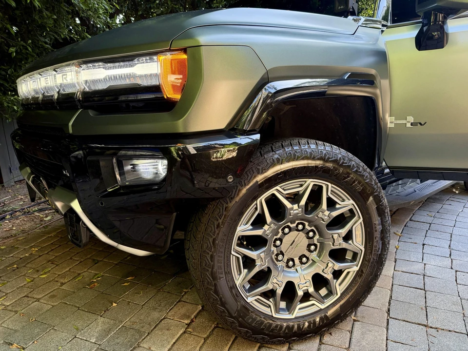 2024 GMC Hummer EV - Image 25 of 31