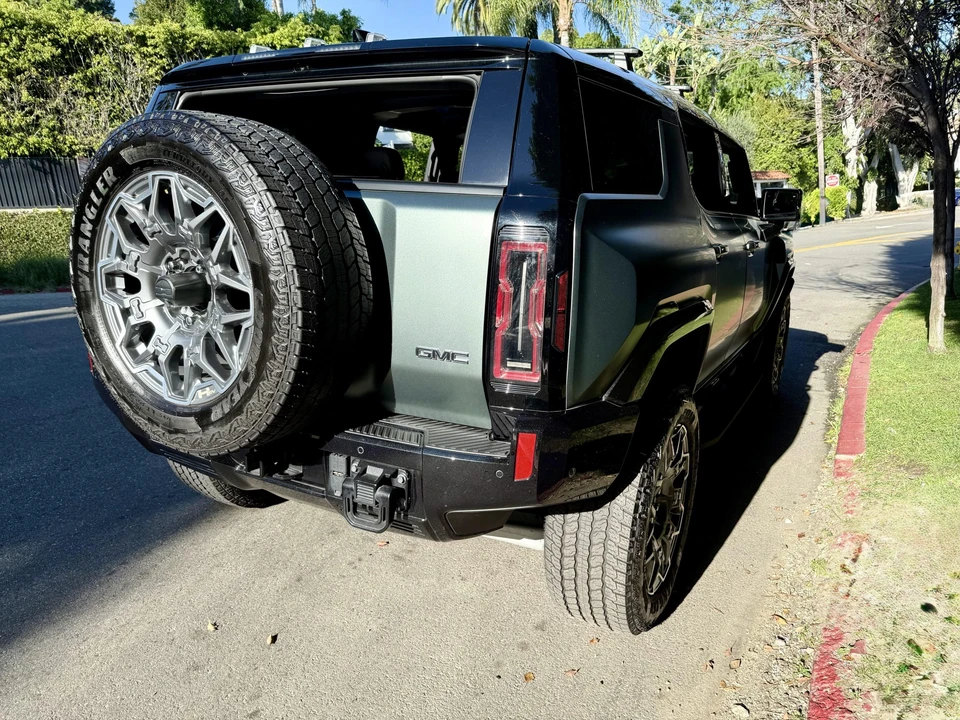 2024 GMC Hummer EV - Image 11 of 31