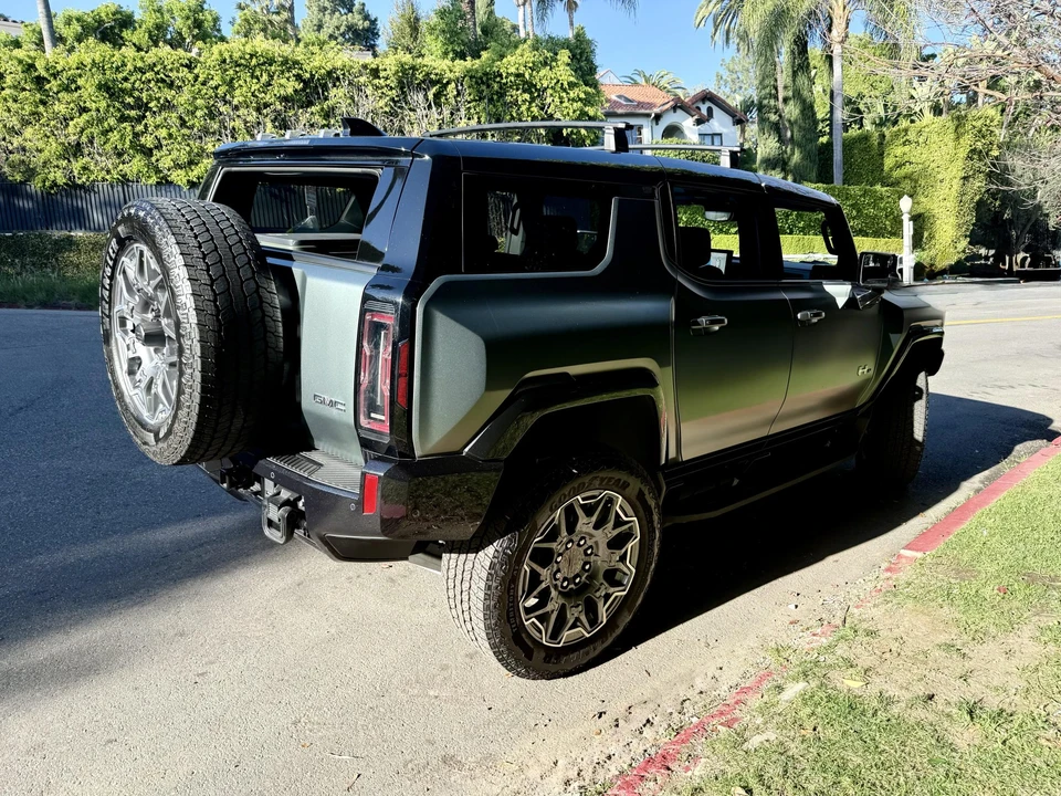2024 GMC Hummer EV - Image 10 of 31