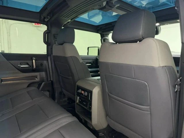 2024 GMC Hummer EV - Image 15 of 31