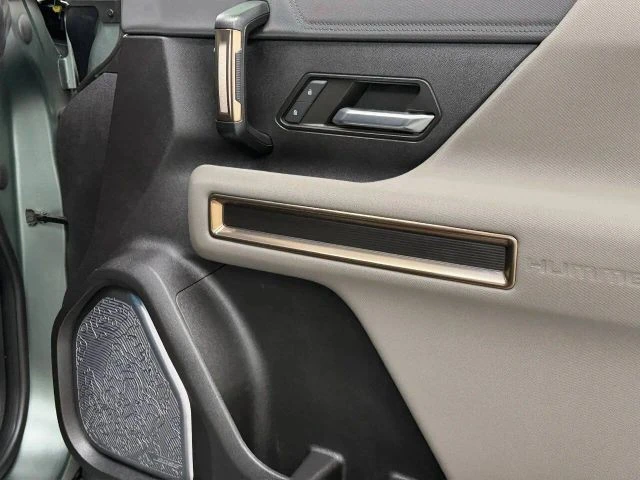 2024 GMC Hummer EV - Image 19 of 31