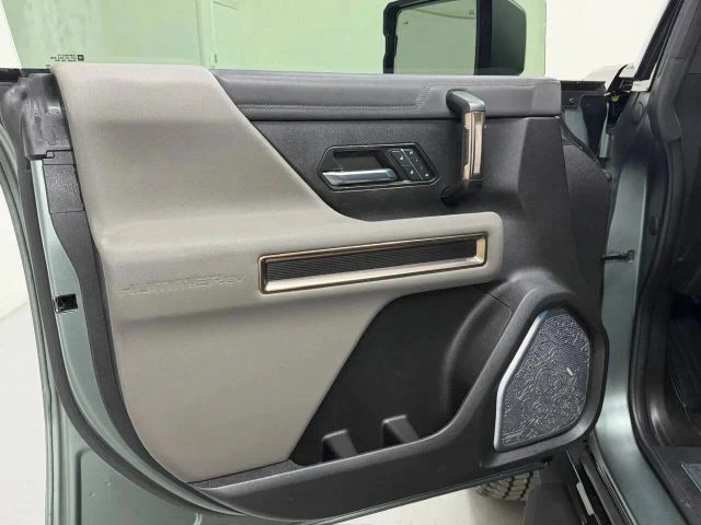 2024 GMC Hummer EV - Image 20 of 31
