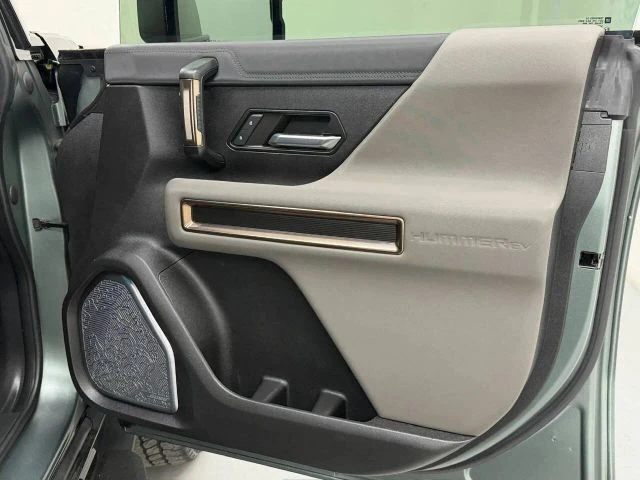 2024 GMC Hummer EV - Image 18 of 31