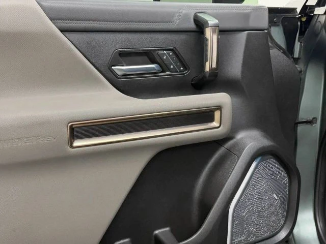 2024 GMC Hummer EV - Image 21 of 31