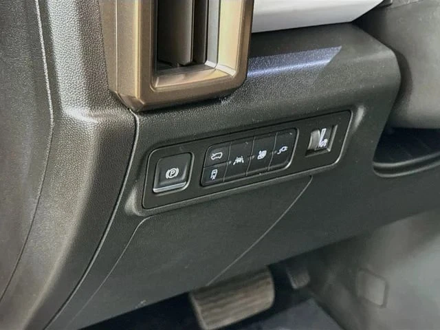 2024 GMC Hummer EV - Image 10 of 20