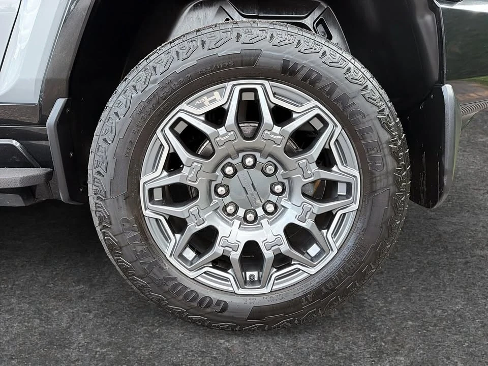 2024 GMC Hummer EV - Image 7 of 10