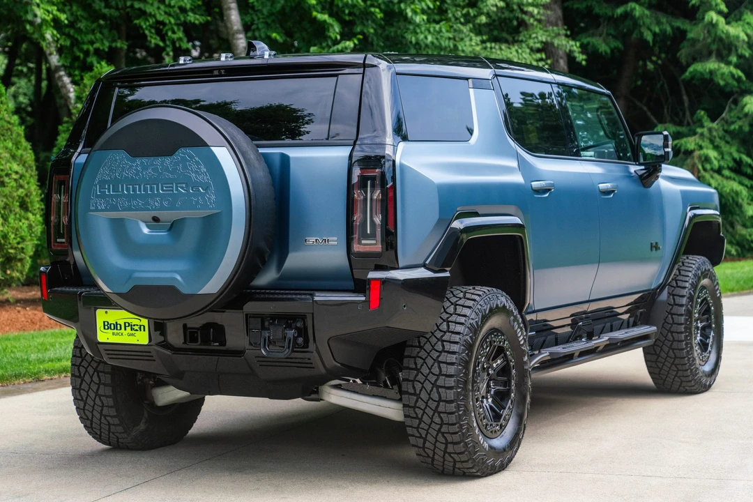 2024 GMC Hummer EV - Image 9 of 31