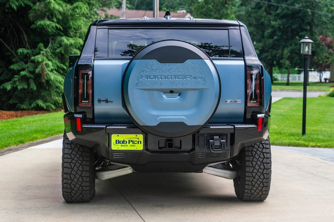 2024 GMC Hummer EV - Image 10 of 31