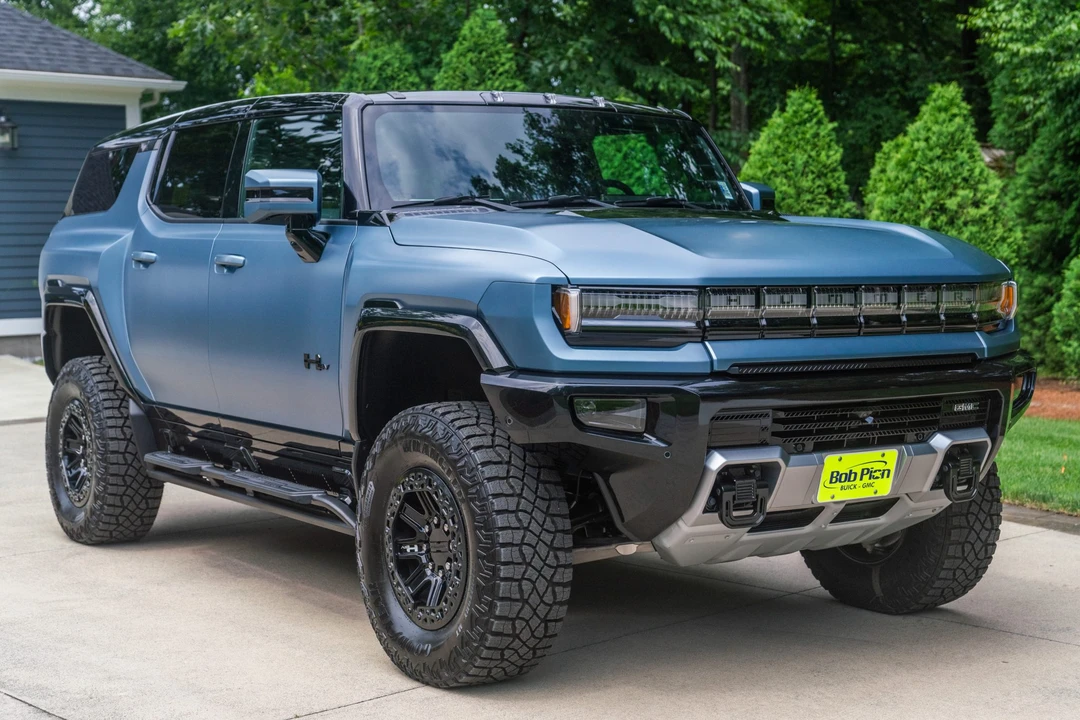 2024 GMC Hummer EV - Image 7 of 31