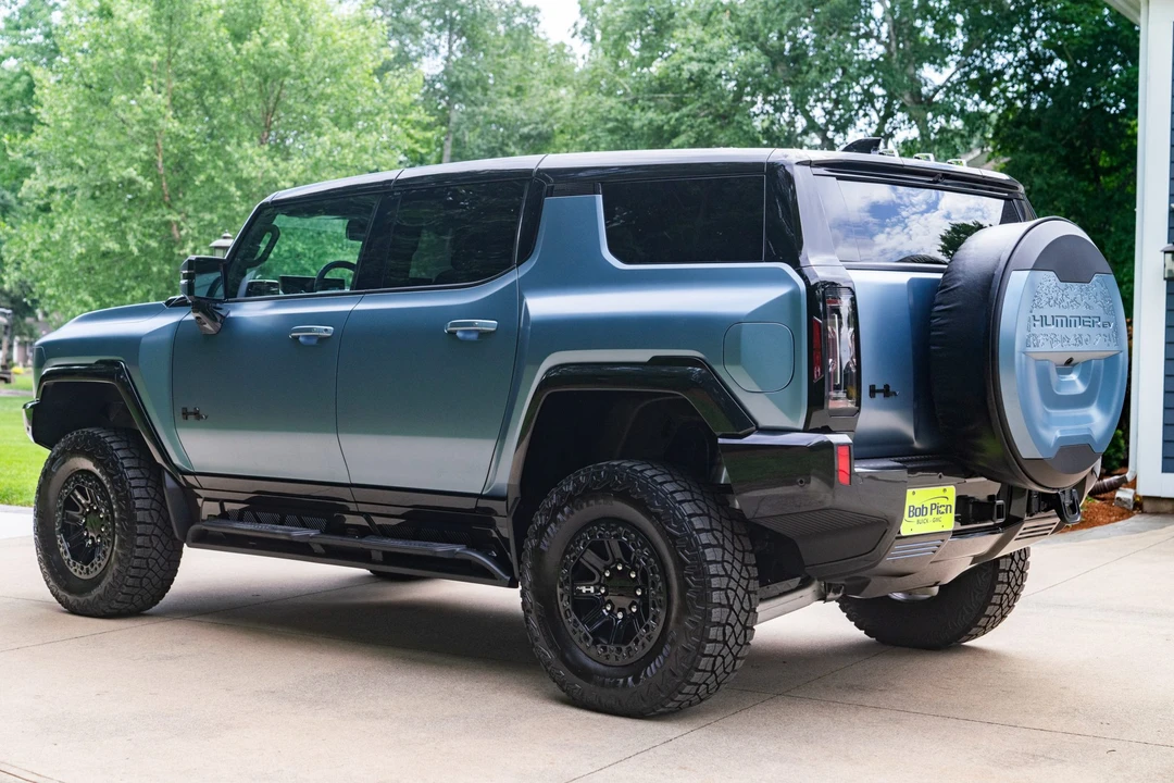 2024 GMC Hummer EV - Image 12 of 31