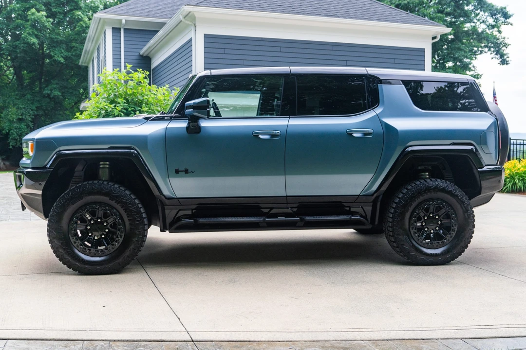 2024 GMC Hummer EV - Image 13 of 31