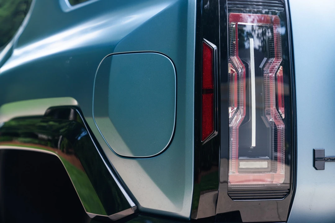 2024 GMC Hummer EV - Image 20 of 31