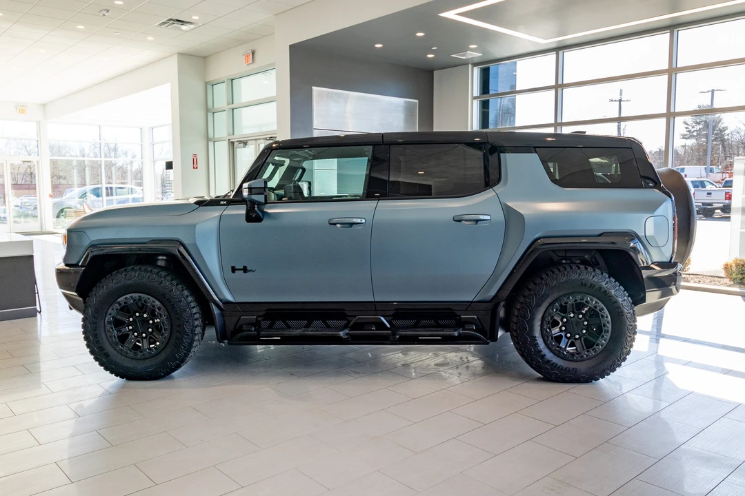 2024 GMC Hummer EV - Image 8 of 31