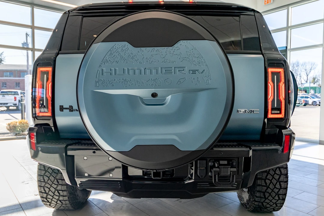 2024 GMC Hummer EV - Image 18 of 31