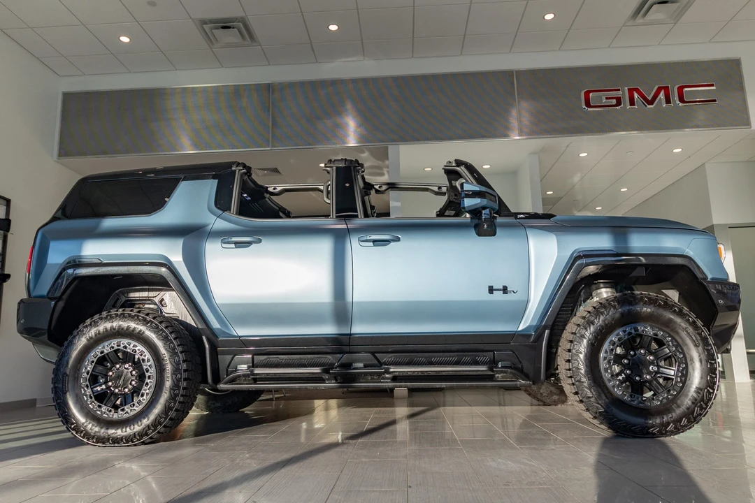 2024 GMC Hummer EV - Image 9 of 31