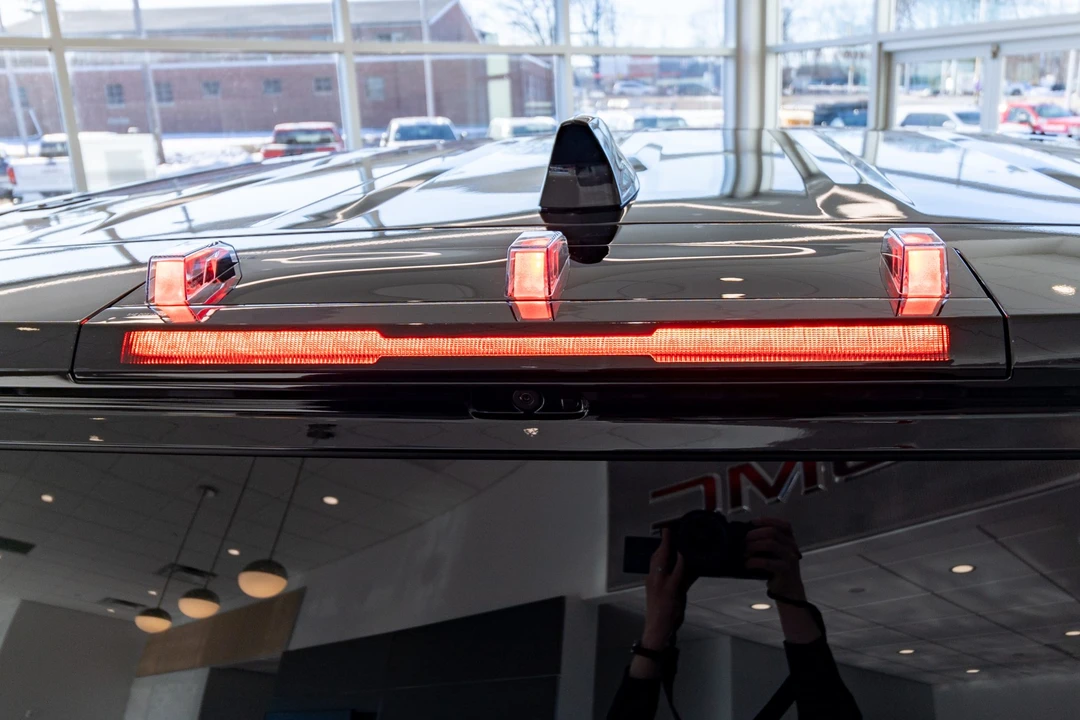 2024 GMC Hummer EV - Image 21 of 31