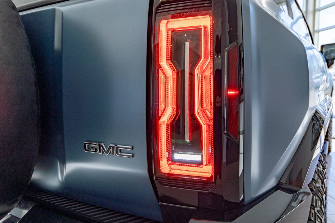 2024 GMC Hummer EV - Image 20 of 31