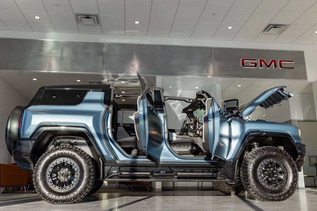 2024 GMC Hummer EV - Image 10 of 31
