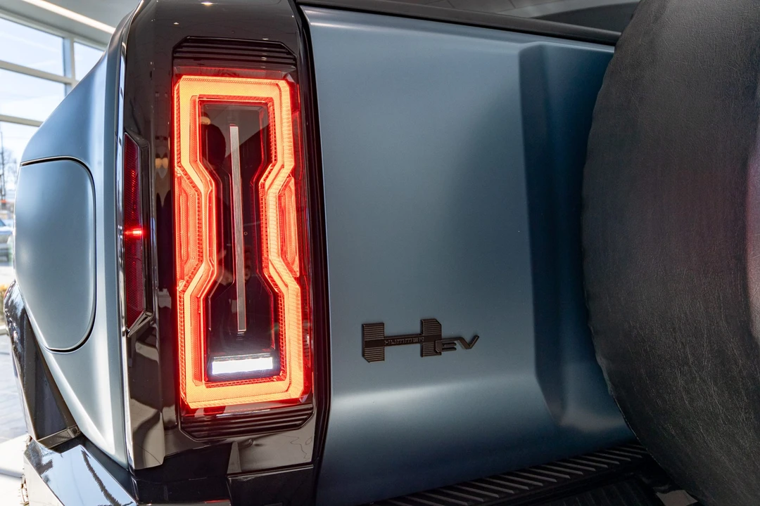 2024 GMC Hummer EV - Image 19 of 31