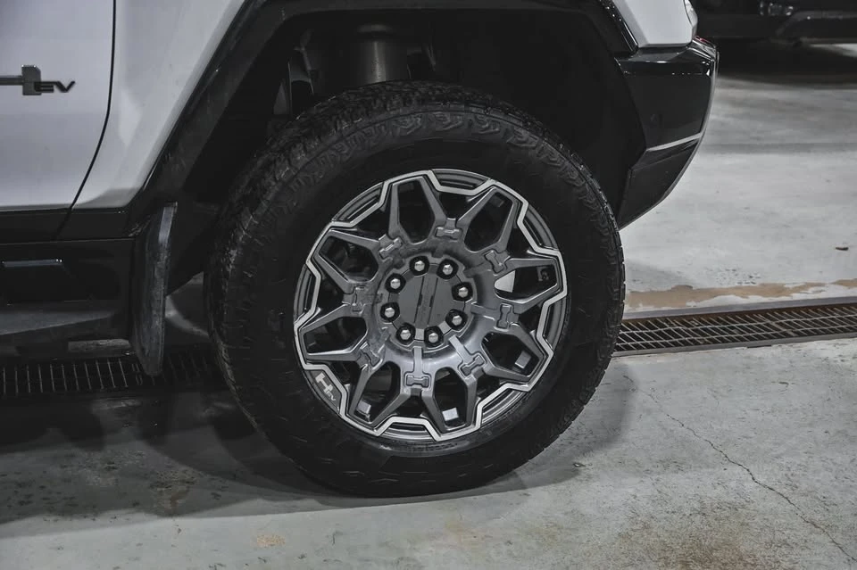 2024 GMC Hummer EV - Image 14 of 20