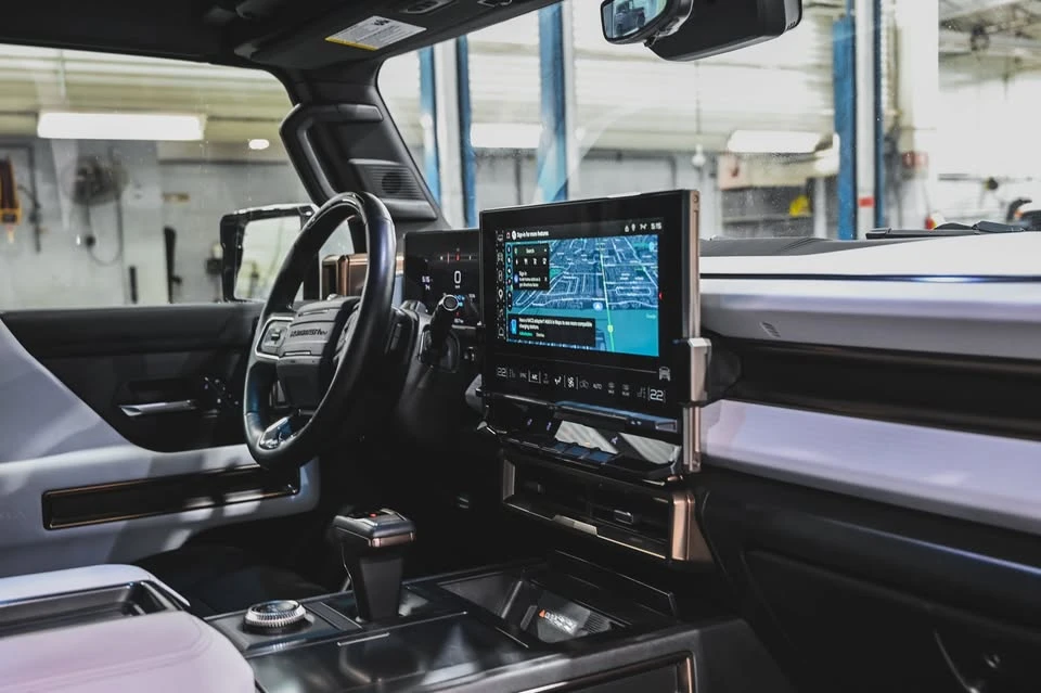 2024 GMC Hummer EV - Image 10 of 20