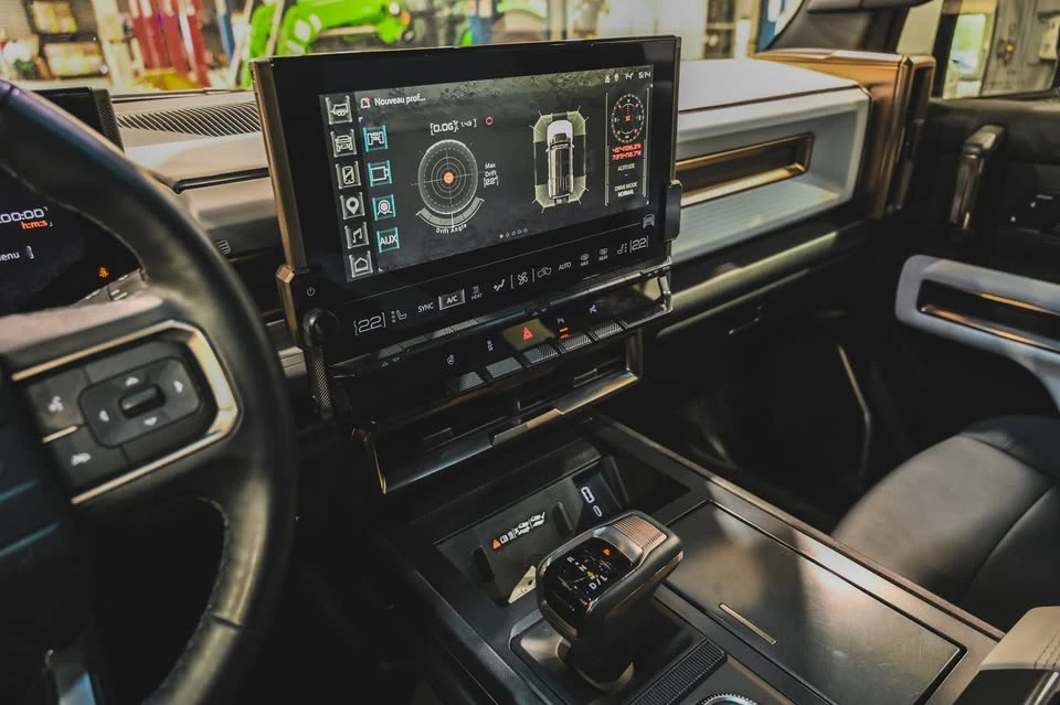 2024 GMC Hummer EV - Image 16 of 20