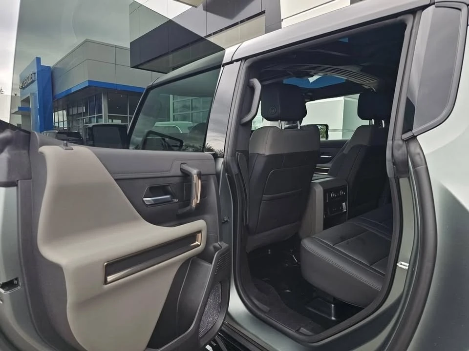 2024 GMC Hummer EV - Image 10 of 11