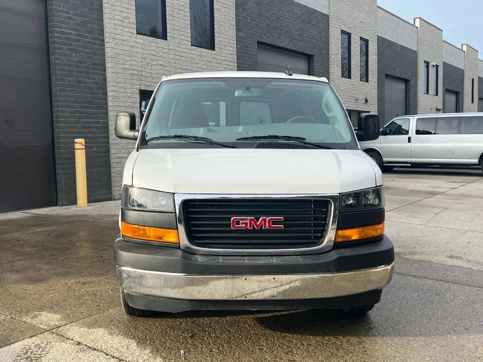 2024 GMC Savana - Image 3 of 21