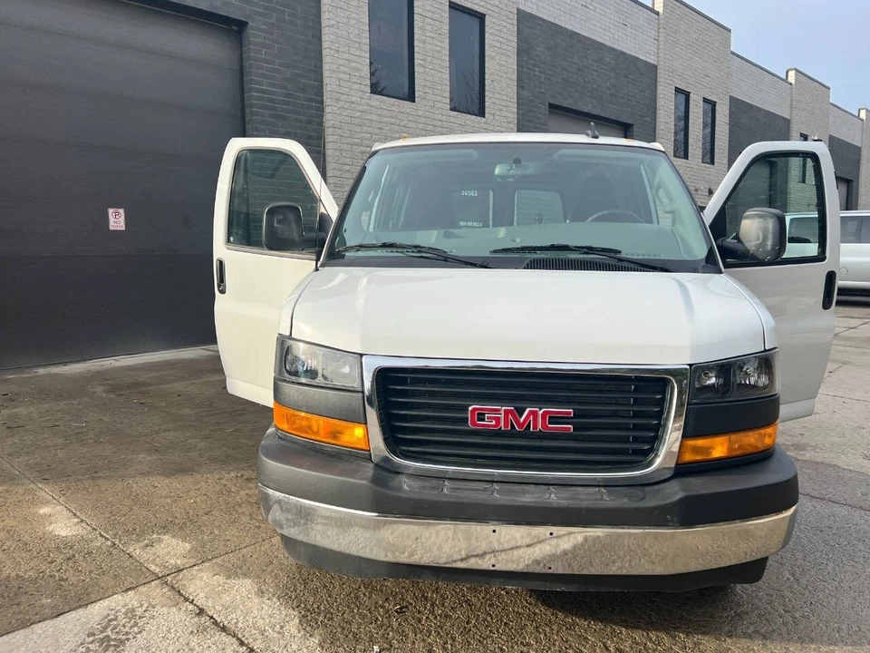 2024 GMC Savana - Image 15 of 21