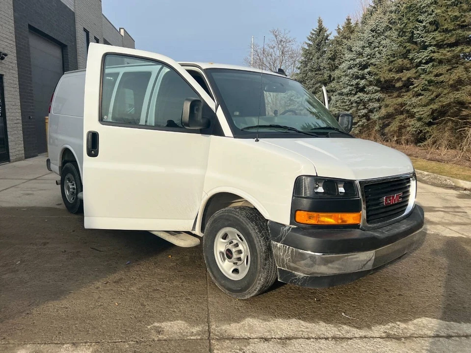 2024 GMC Savana - Image 16 of 21
