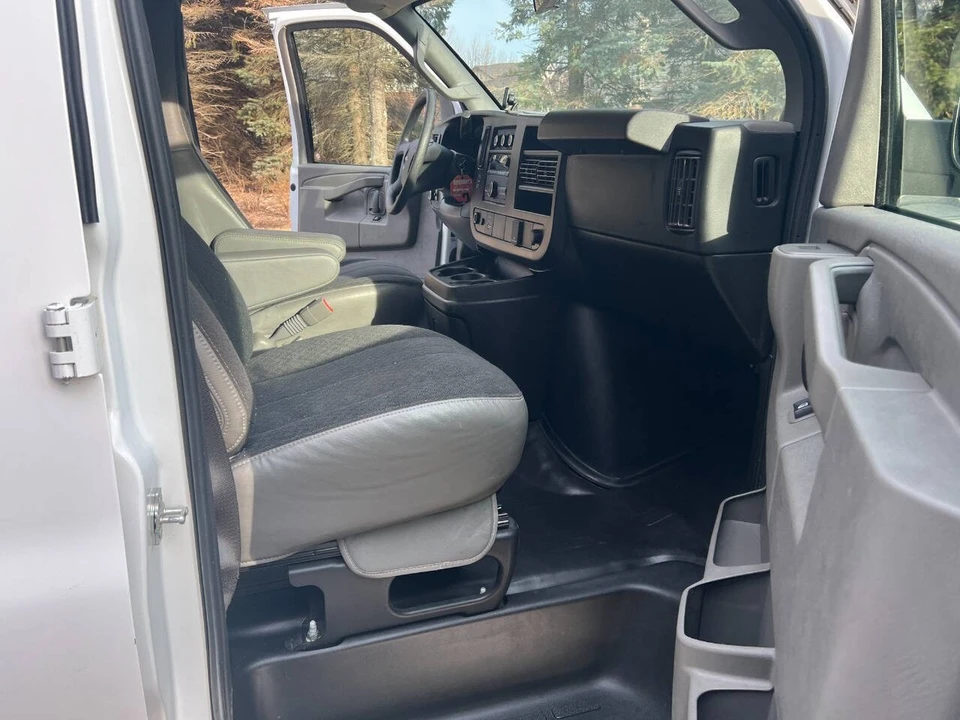 2024 GMC Savana - Image 17 of 21