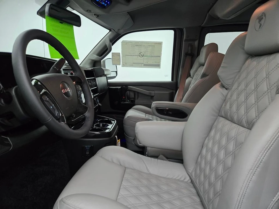 2024 GMC Savana - Image 19 of 21