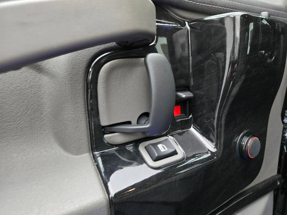 2024 GMC Savana - Image 18 of 21