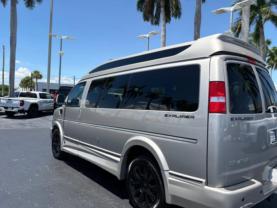 2024 GMC Savana - Image 18 of 31