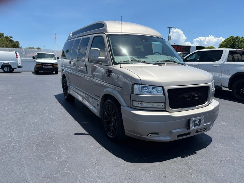 2024 GMC Savana - Image 8 of 31