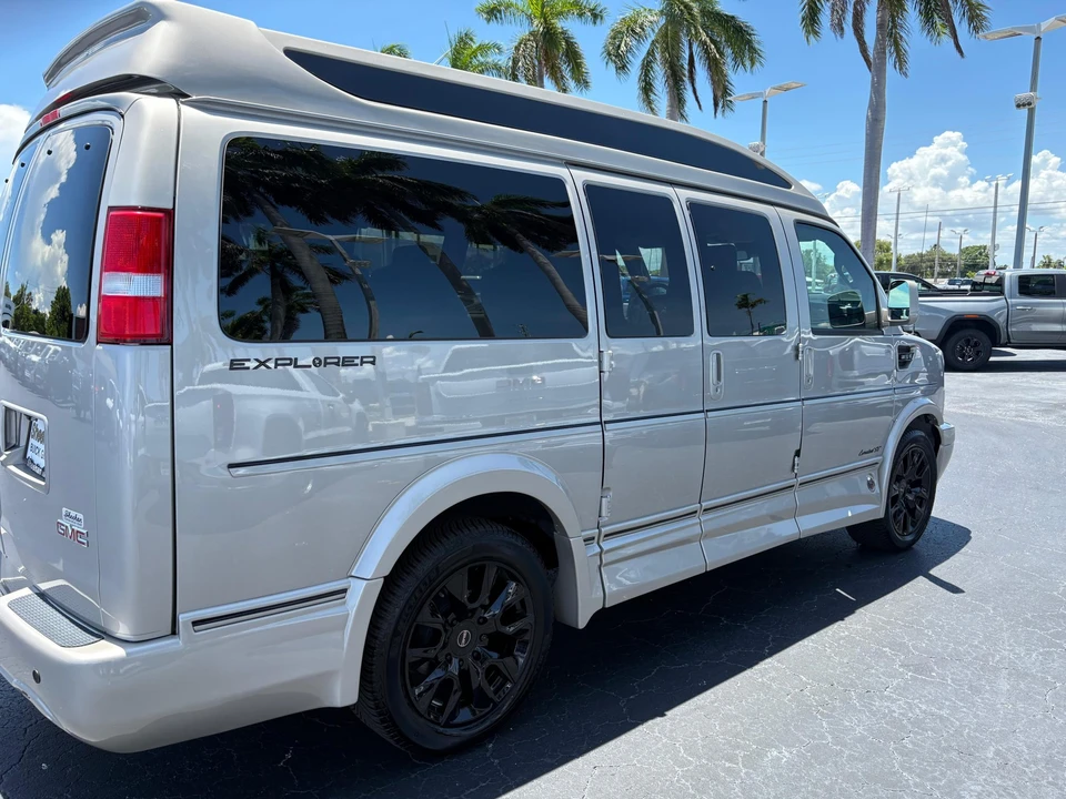 2024 GMC Savana - Image 22 of 31
