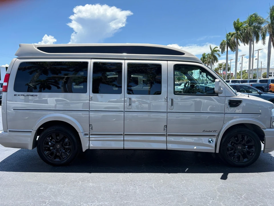 2024 GMC Savana - Image 21 of 31