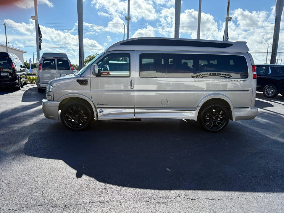 2024 GMC Savana - Image 17 of 31