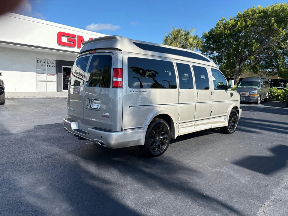 2024 GMC Savana - Image 11 of 31