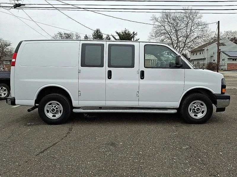 2024 GMC Savana - Image 8 of 12