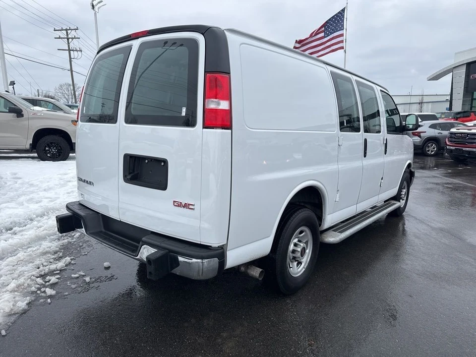 2024 GMC Savana - Image 5 of 12