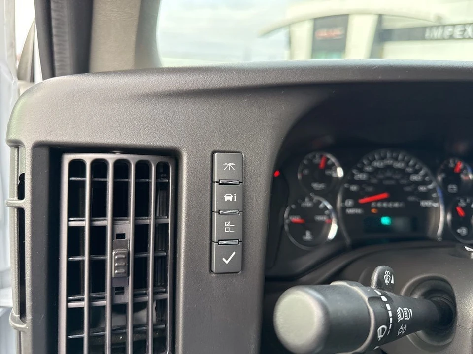 2024 GMC Savana - Image 17 of 21