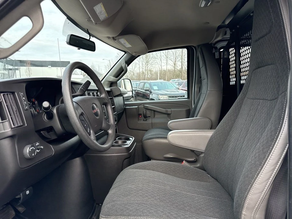2024 GMC Savana - Image 9 of 12
