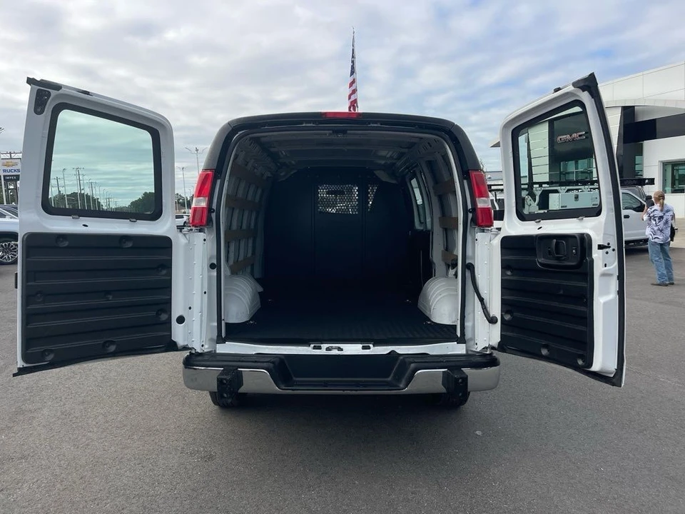 2024 GMC Savana - Image 21 of 21